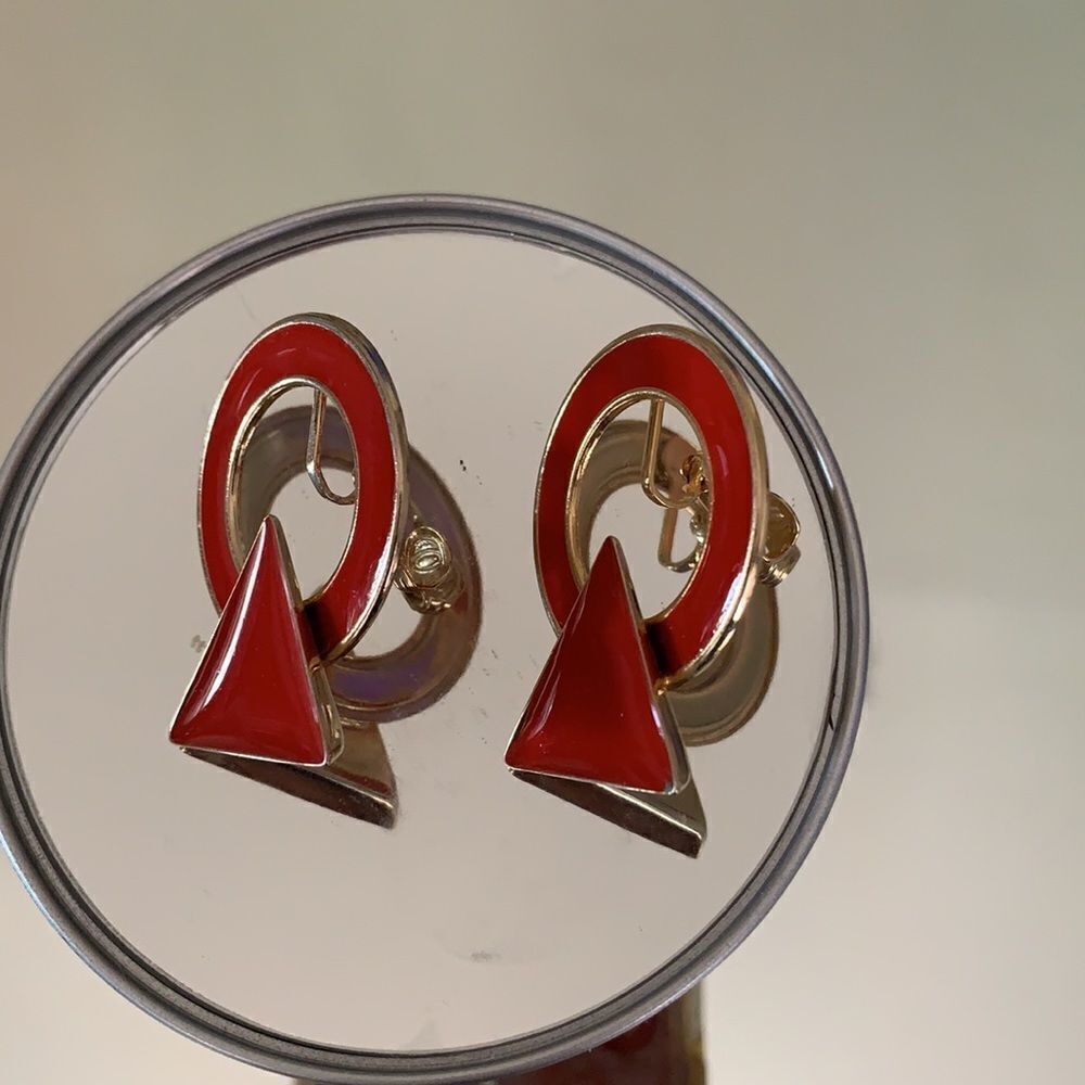 Vtg red enamel painted gold clip on earrings - Picture 5 of 6